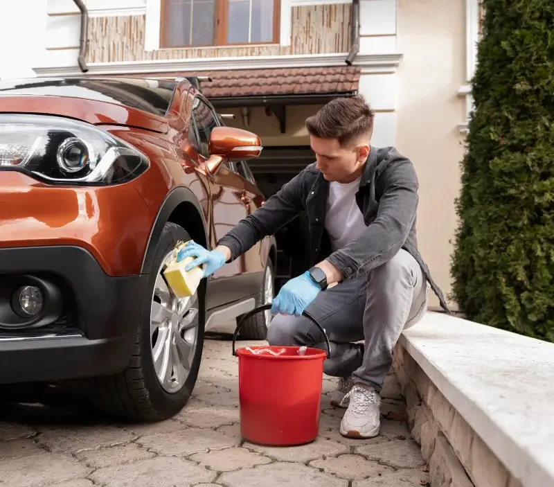 Lavage auto à domicile Villeneuve-de-Duras : professionnel intervenant sur un véhicule